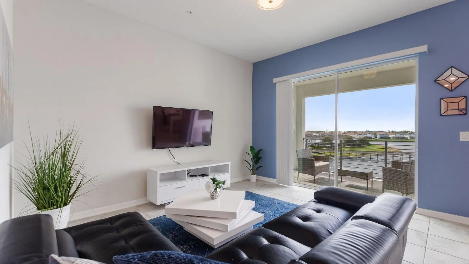 Apartment Storey 2bd Overlooking Water #840