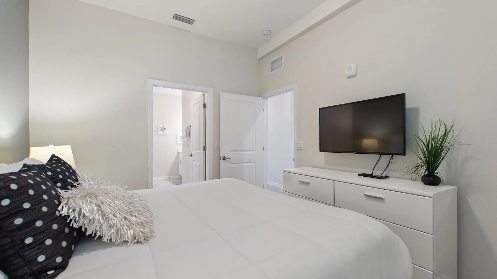 Storey 2bd Overlooking Water #840 Apartment *