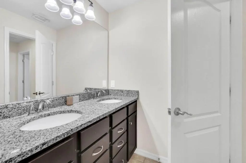 7 Bed Luxury With Great Amenities! Villa