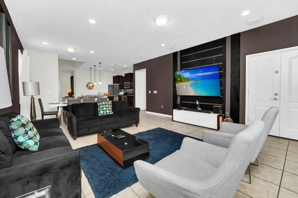 7 Bed Luxury With Great Amenities!