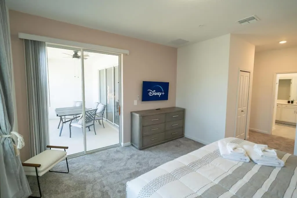 Holiday home Luxurious Townhouse With Themed Near