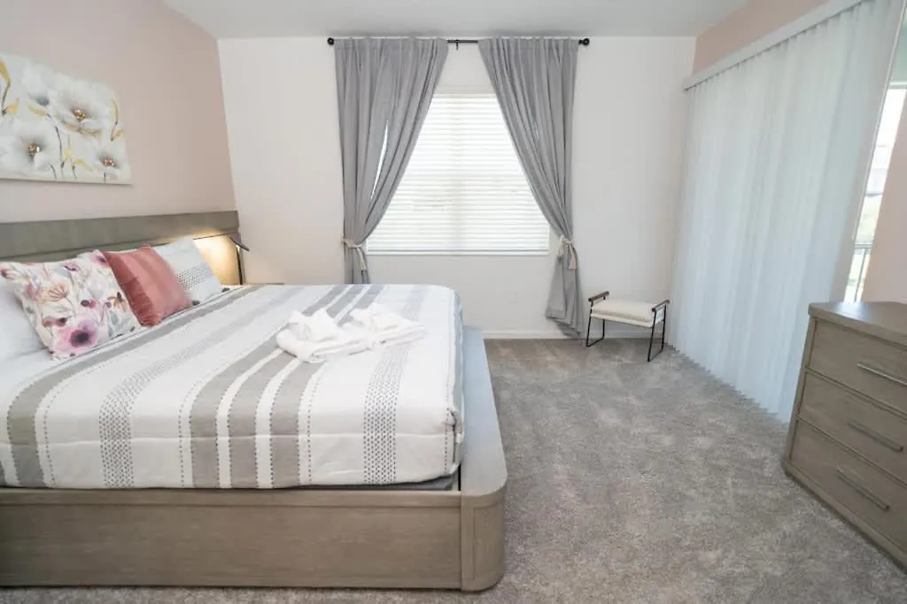 Luxurious Townhouse With Themed Near Holiday home *