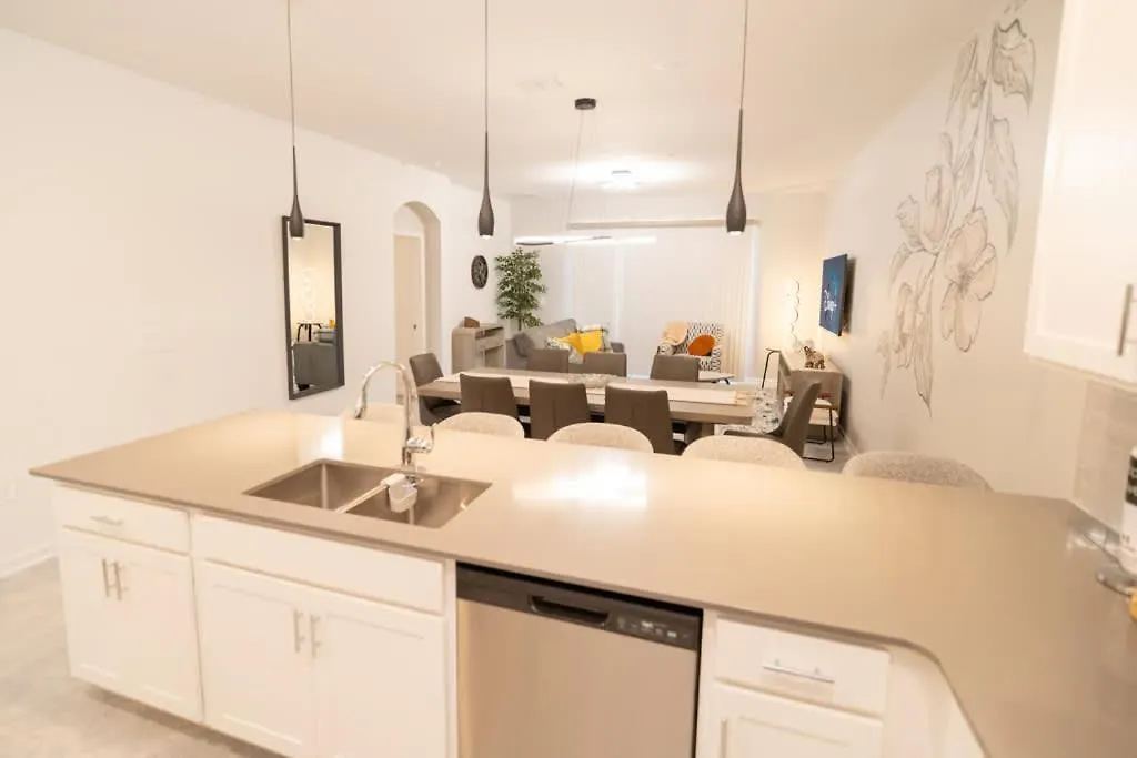 Holiday home Luxurious Townhouse With Themed Near