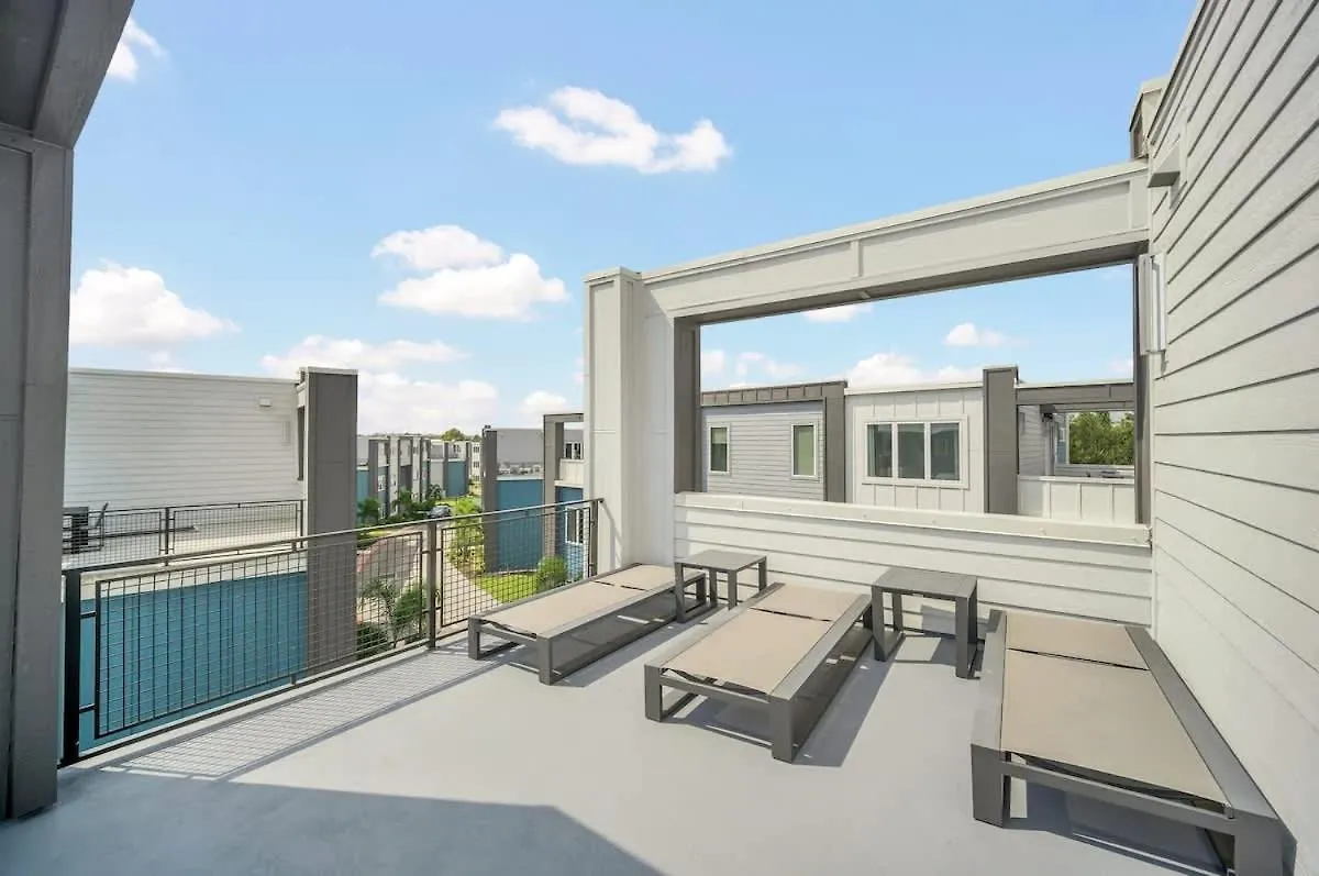 New Modern Oasis Near Holiday home