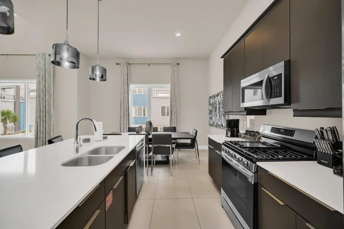 New Modern Oasis Near Holiday home *