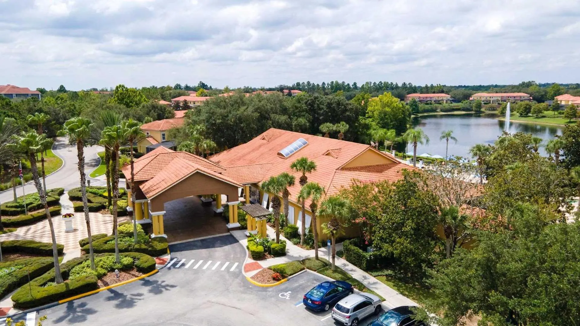 Beautiful Townhome W Hot Tub Near