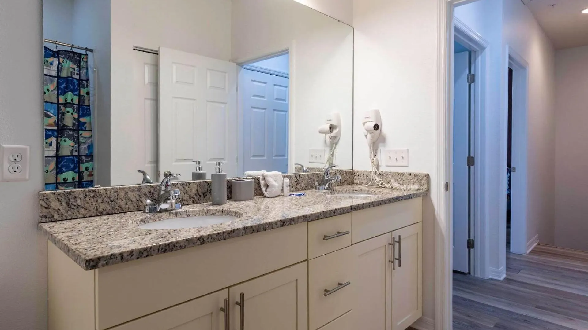Fabulous Townhome Near The Parks