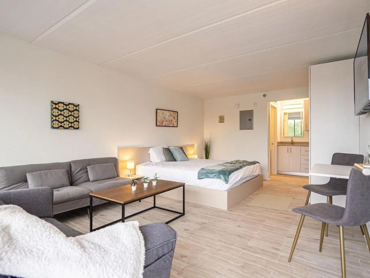 Cozy With Pool And Free Parking Near To Apartment *