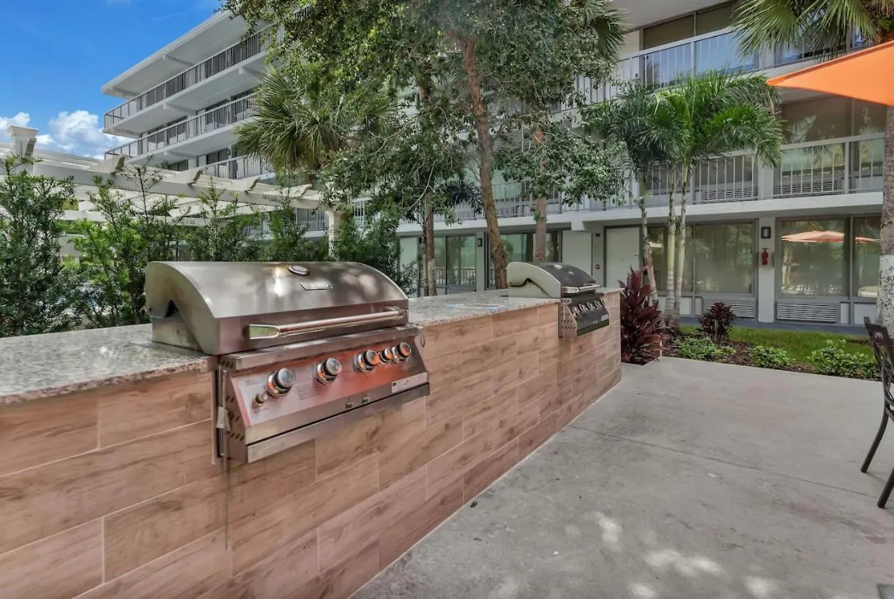 Cozy With Pool And Free Parking Near To *