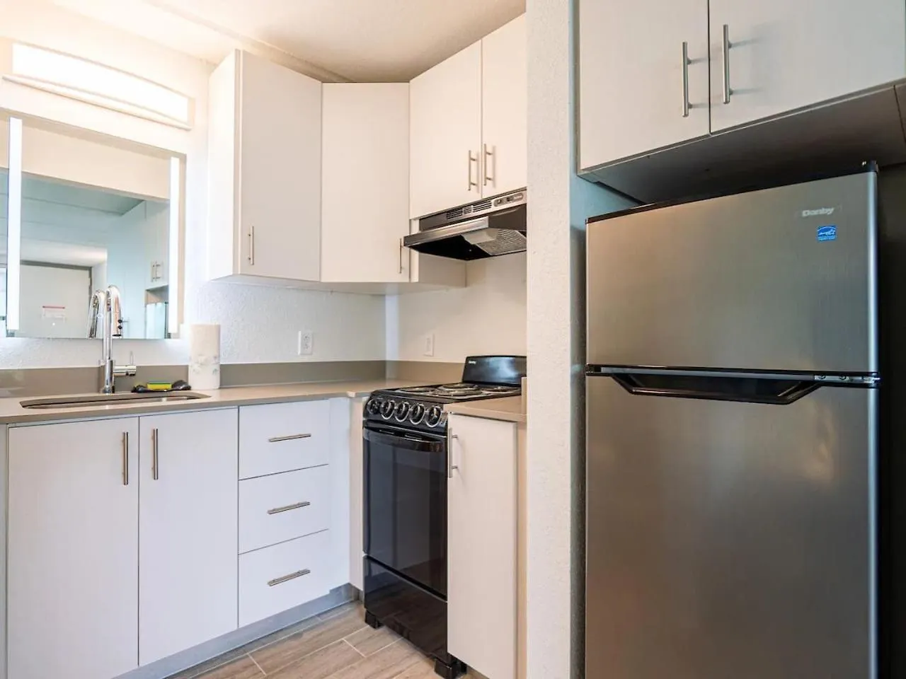 Cozy With Pool And Free Parking Near To Apartment *