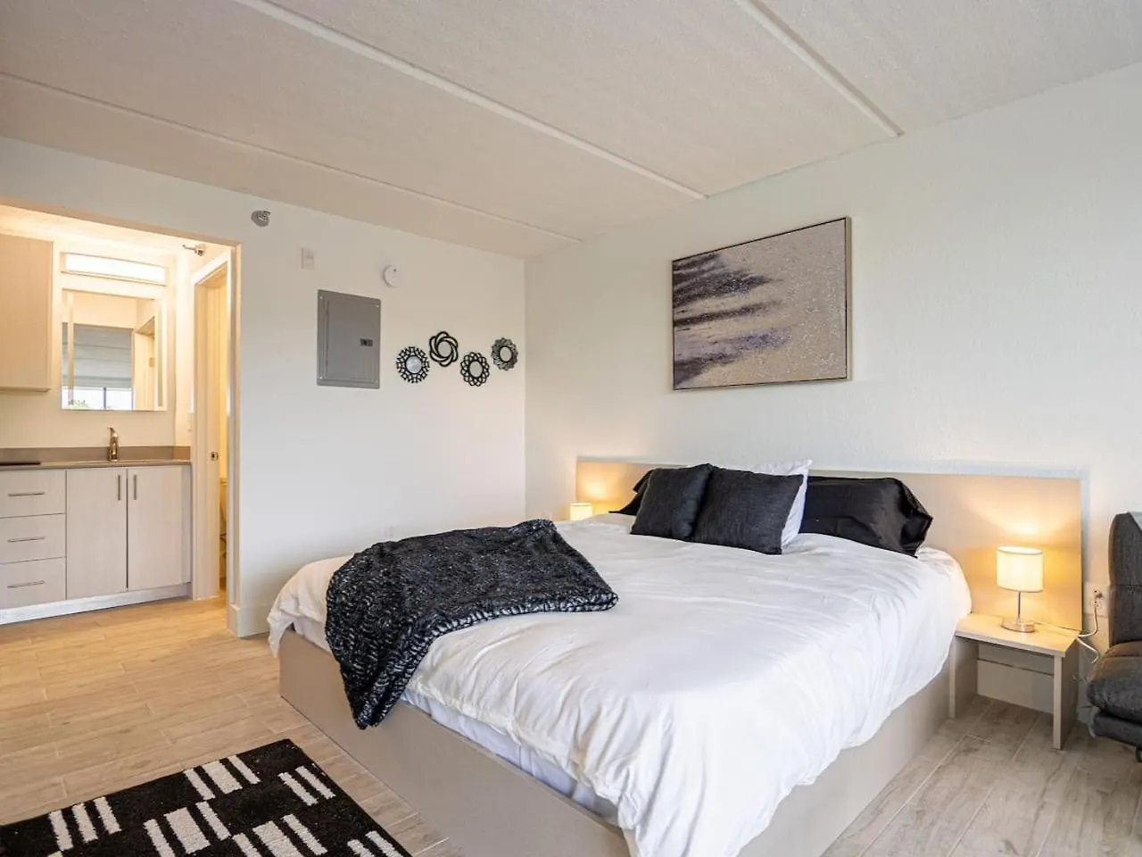 Elegant 7 Mins To World And Free Parking Apartment