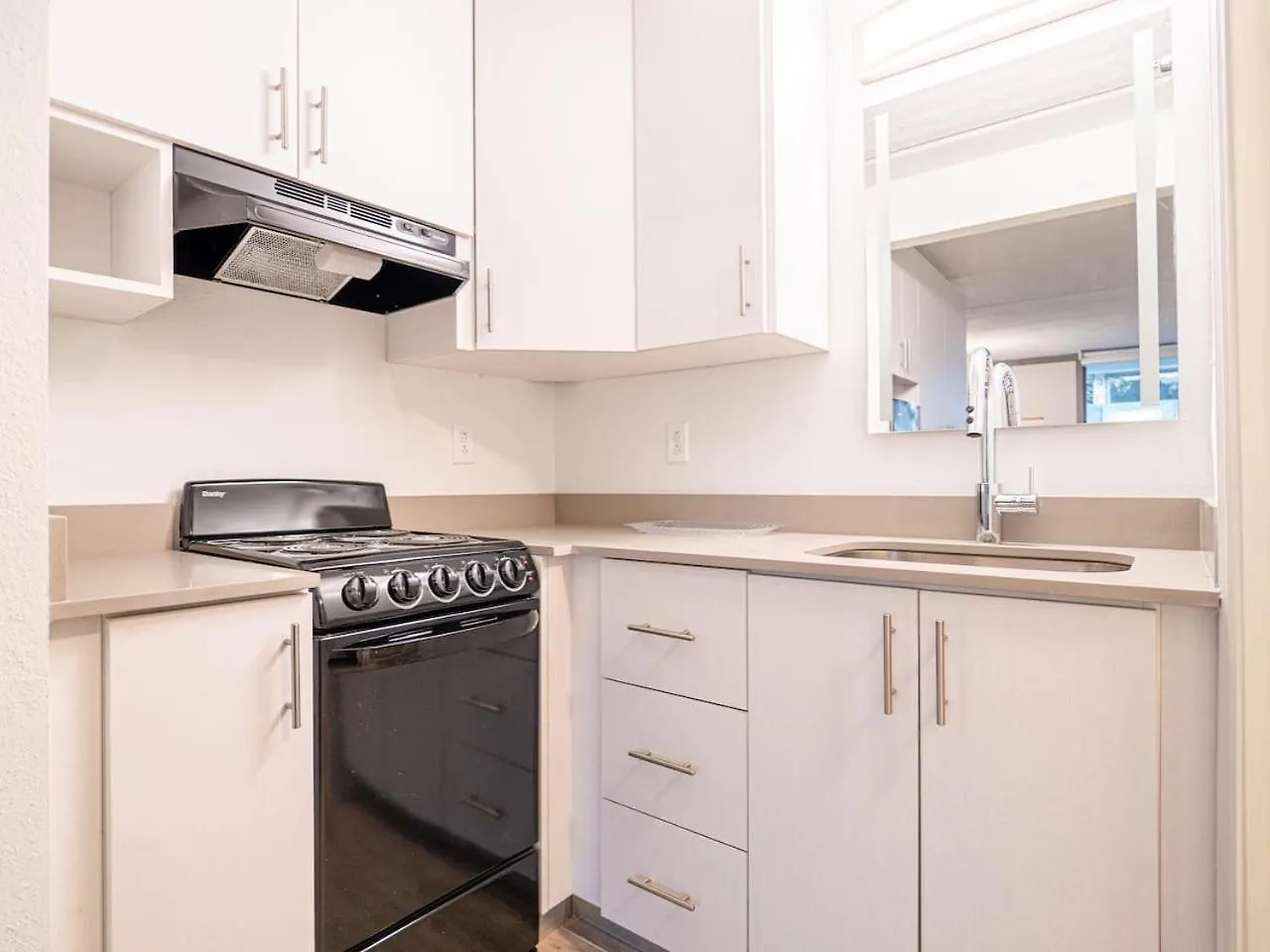 Modern Close To World And Free Parking Apartment *