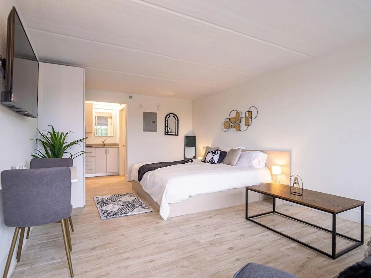 Modern Close To World And Free Parking Apartment *