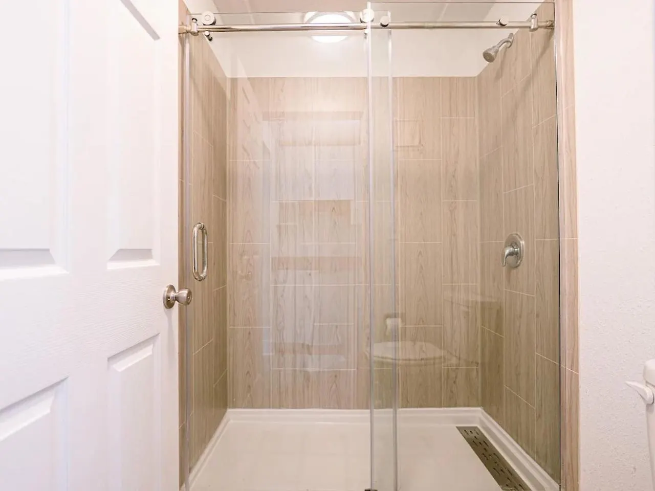 Modern Close To World And Free Parking Apartment *