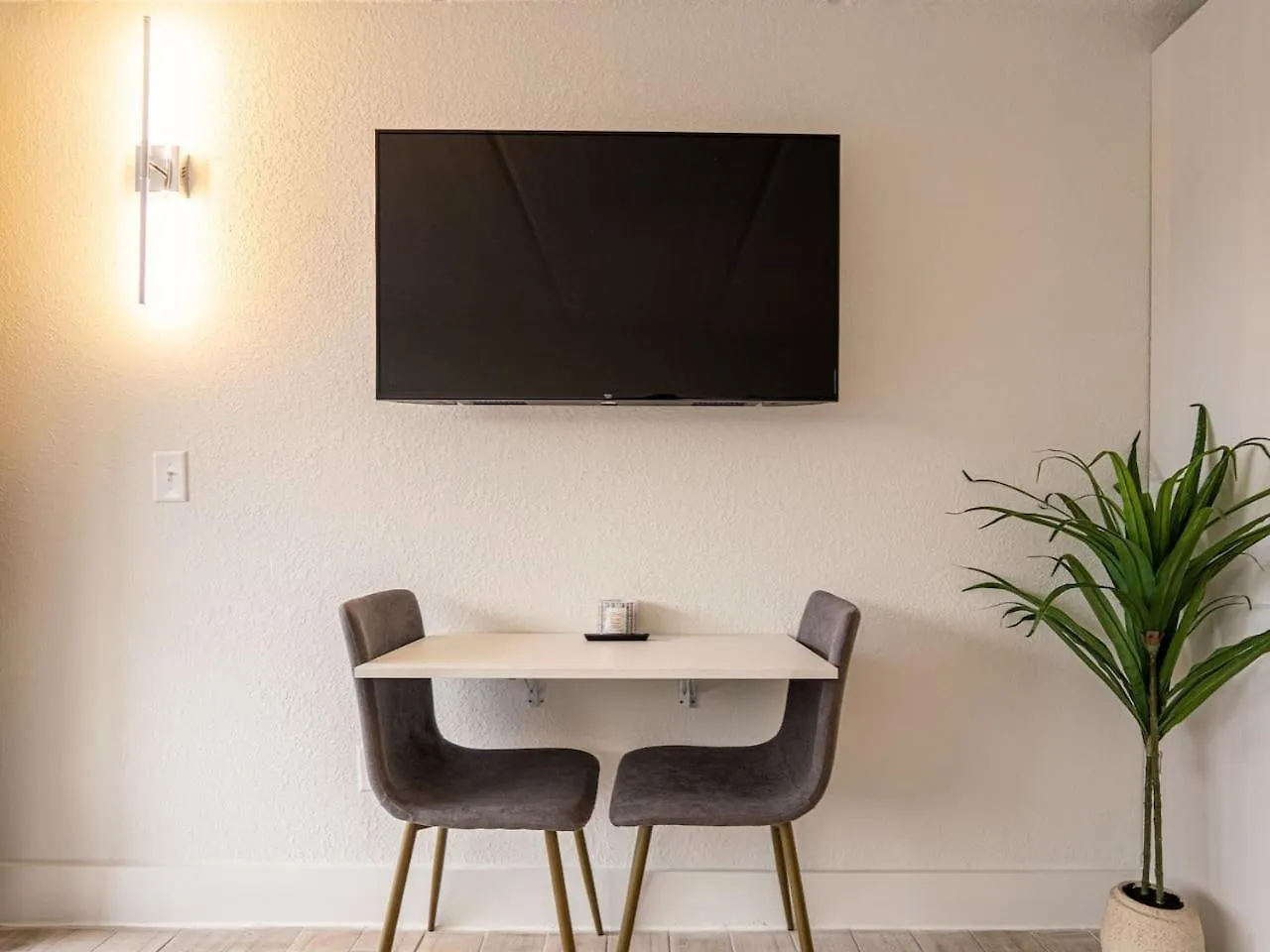 Modern Close To World And Free Parking Apartment