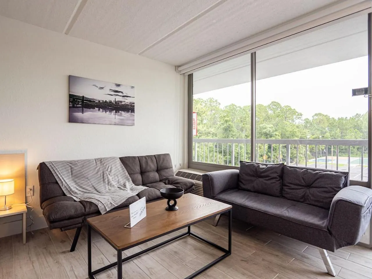 Elegant 7 Mins To World And Free Parking Apartment