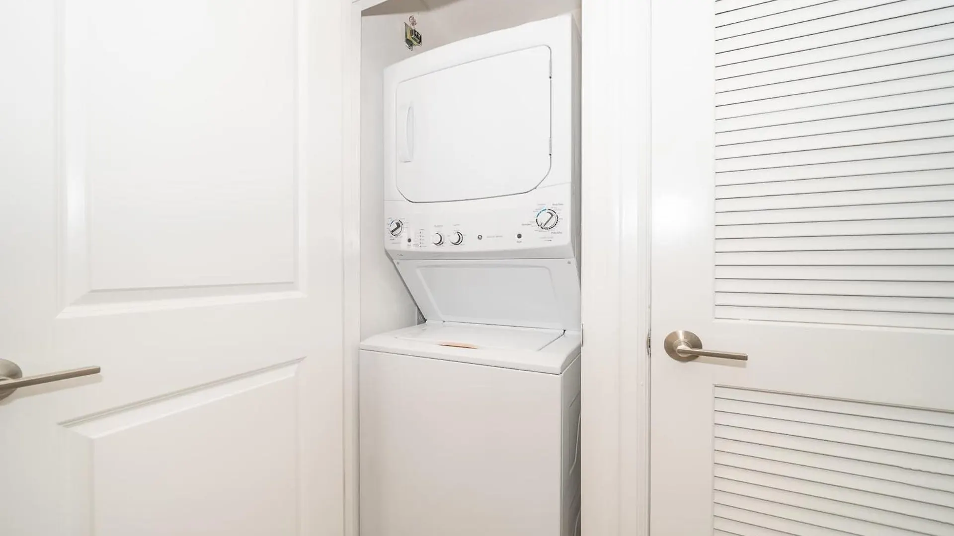Apartment Elegant 2bed In Storey Prime Location *