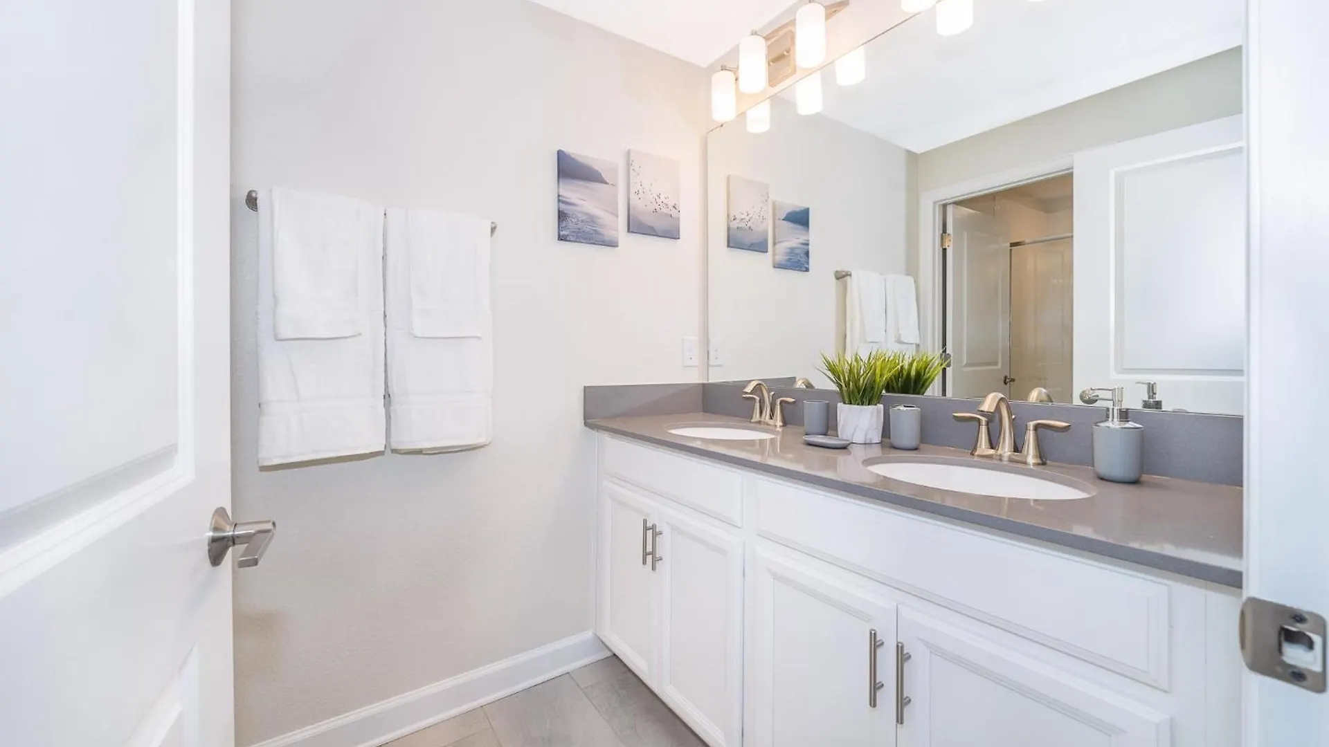 4832bn Townhouse 4 Bedrooms & 3 Bathrooms + Pool