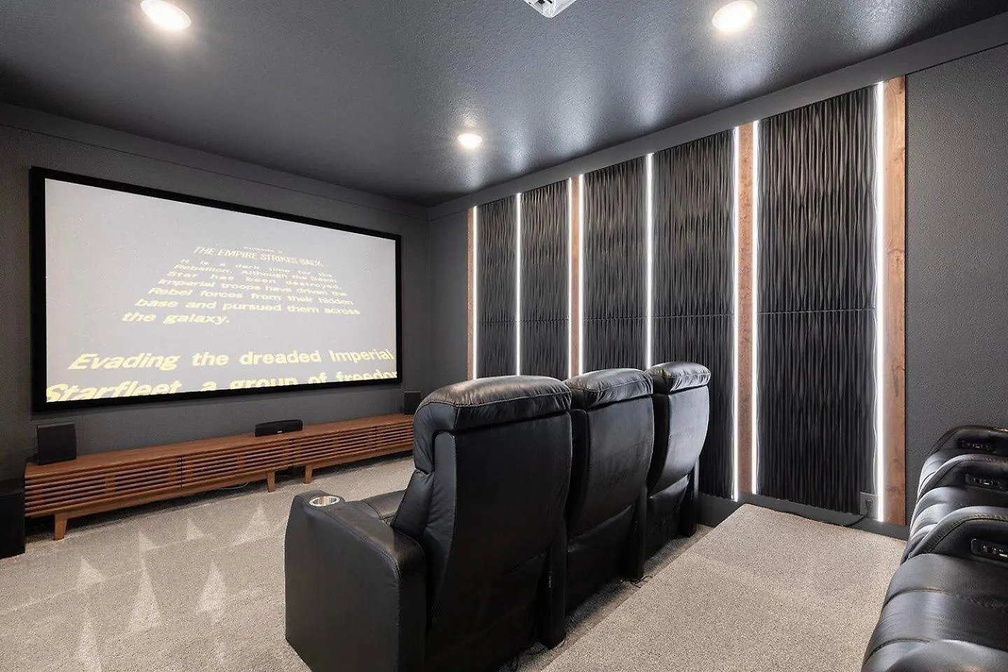W451j - Glamorous Getaway With Themed Bedrooms At Reunion Holiday home