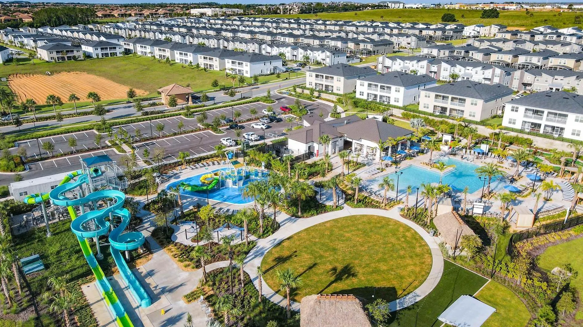 Family Oasis With Private Pool And Access To 2 Clubhouses - Free Waterpark Holiday home