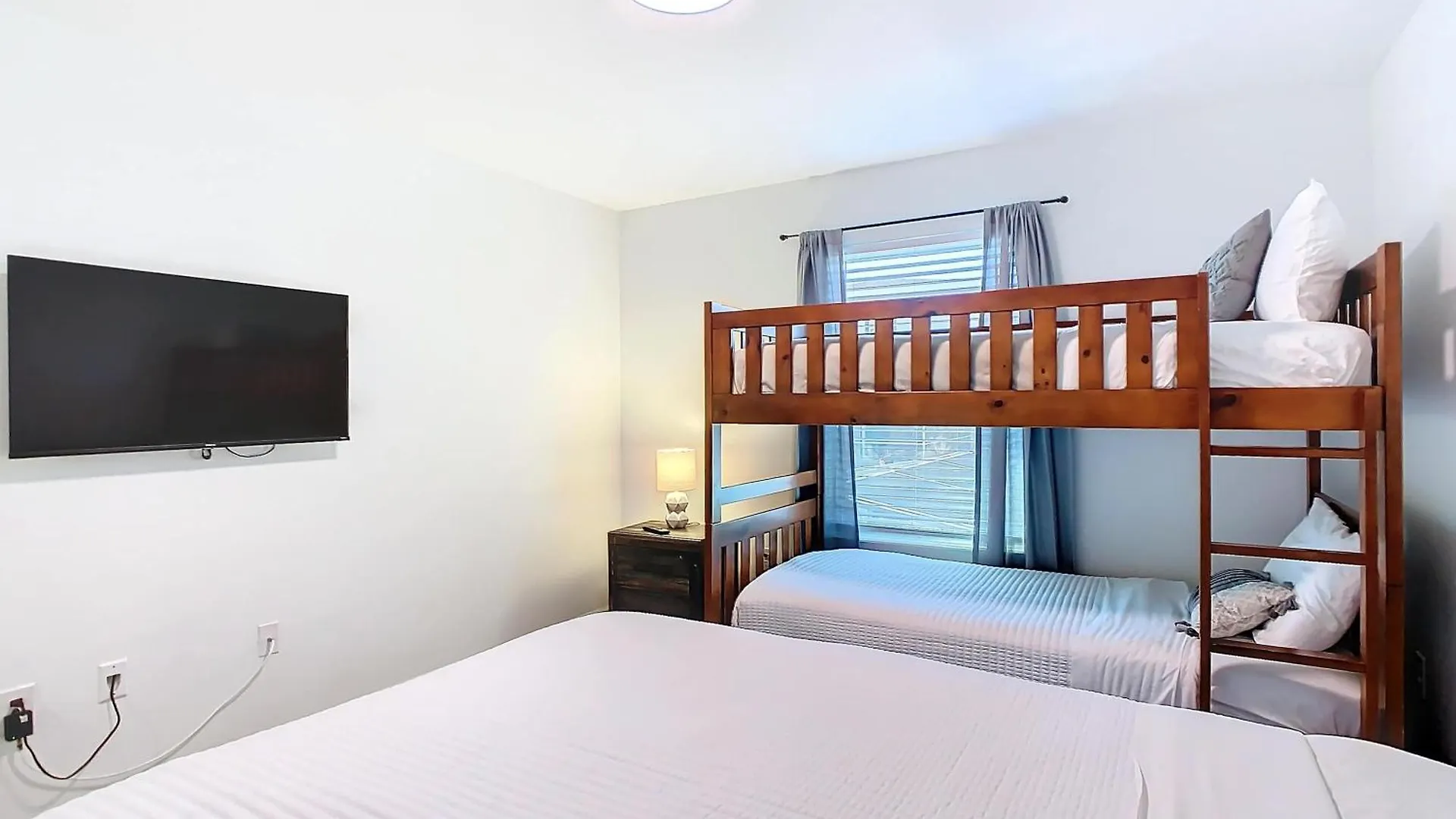 Family Oasis With Private Pool And Access To 2 Clubhouses - Free Waterpark Holiday home *