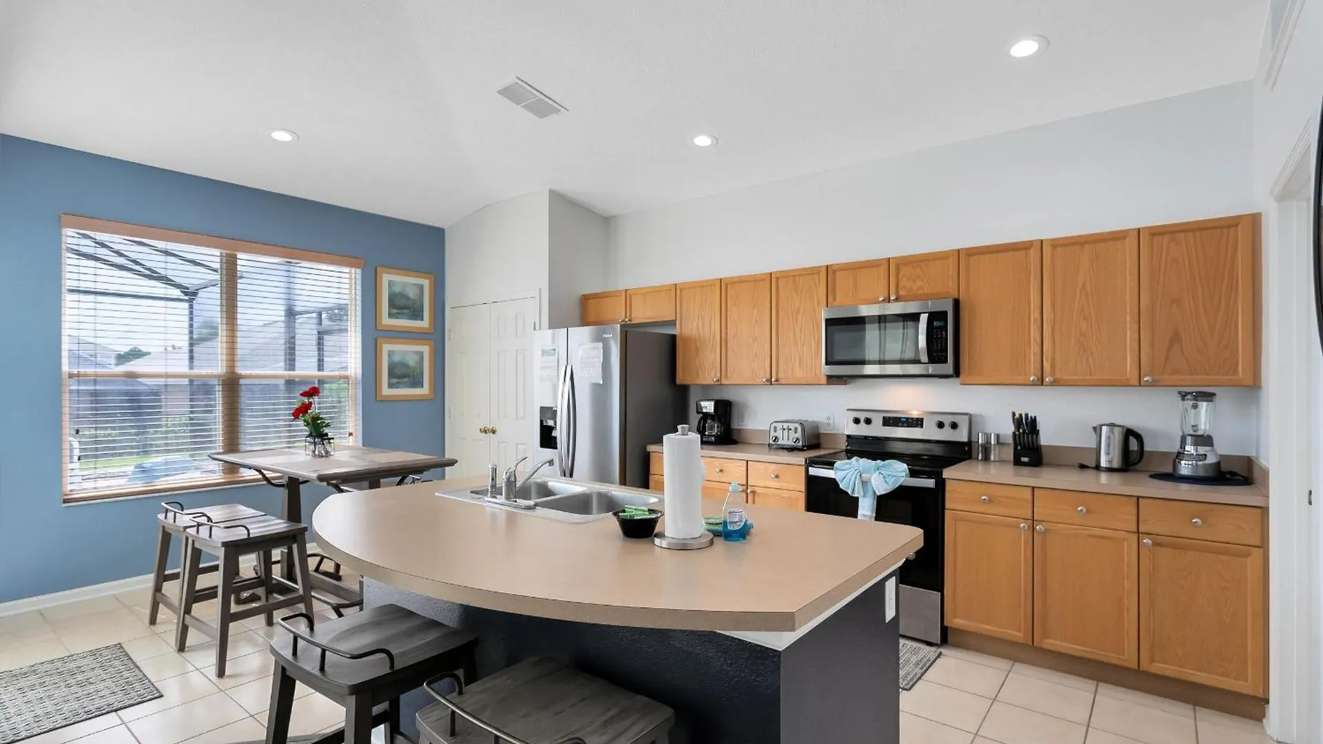 Immaculate 4 Bedrooms 3 Bathroom In Windsor Palms 别墅 *