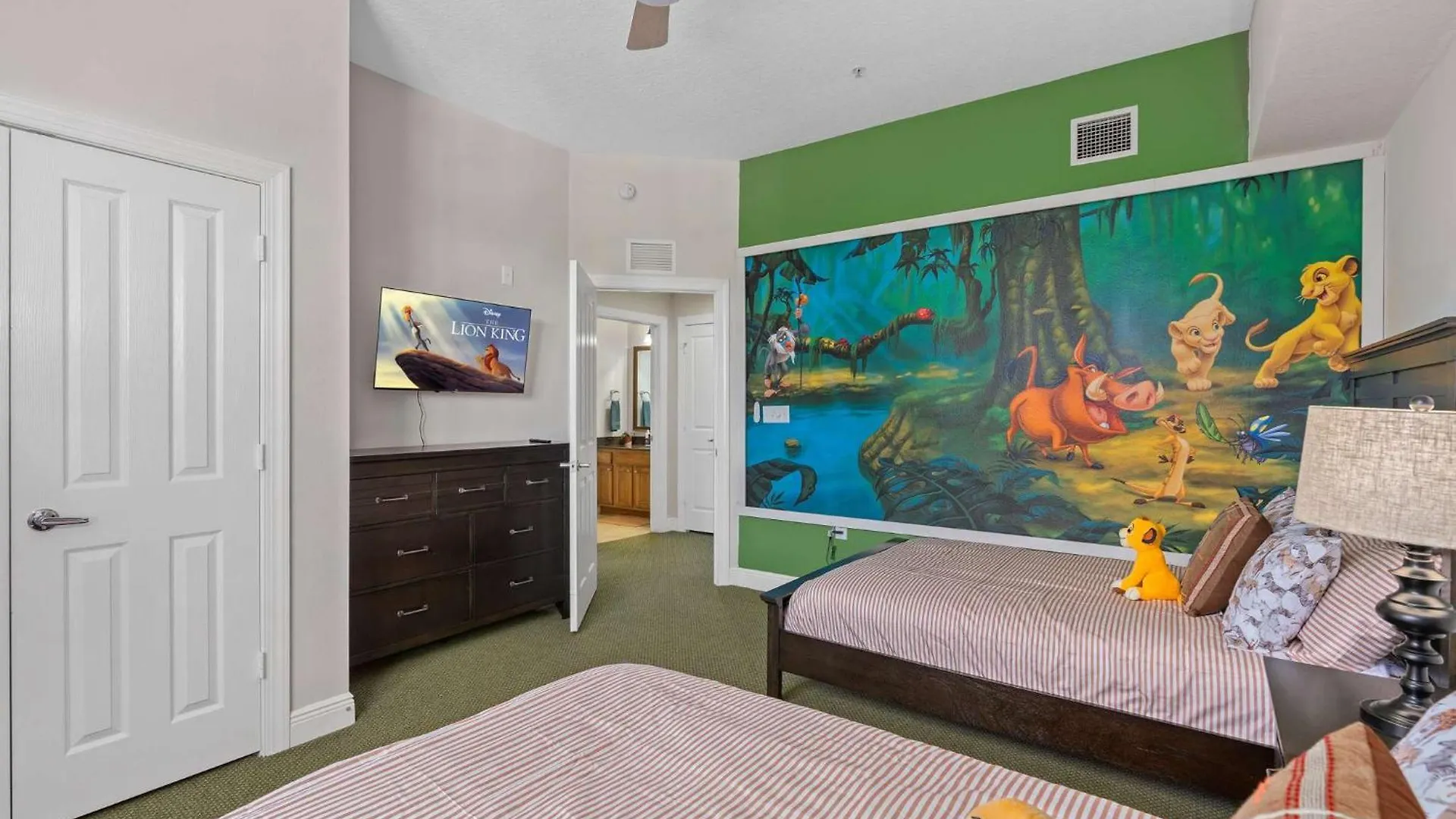 Cozy Retreat Near World & Attractions Apartment