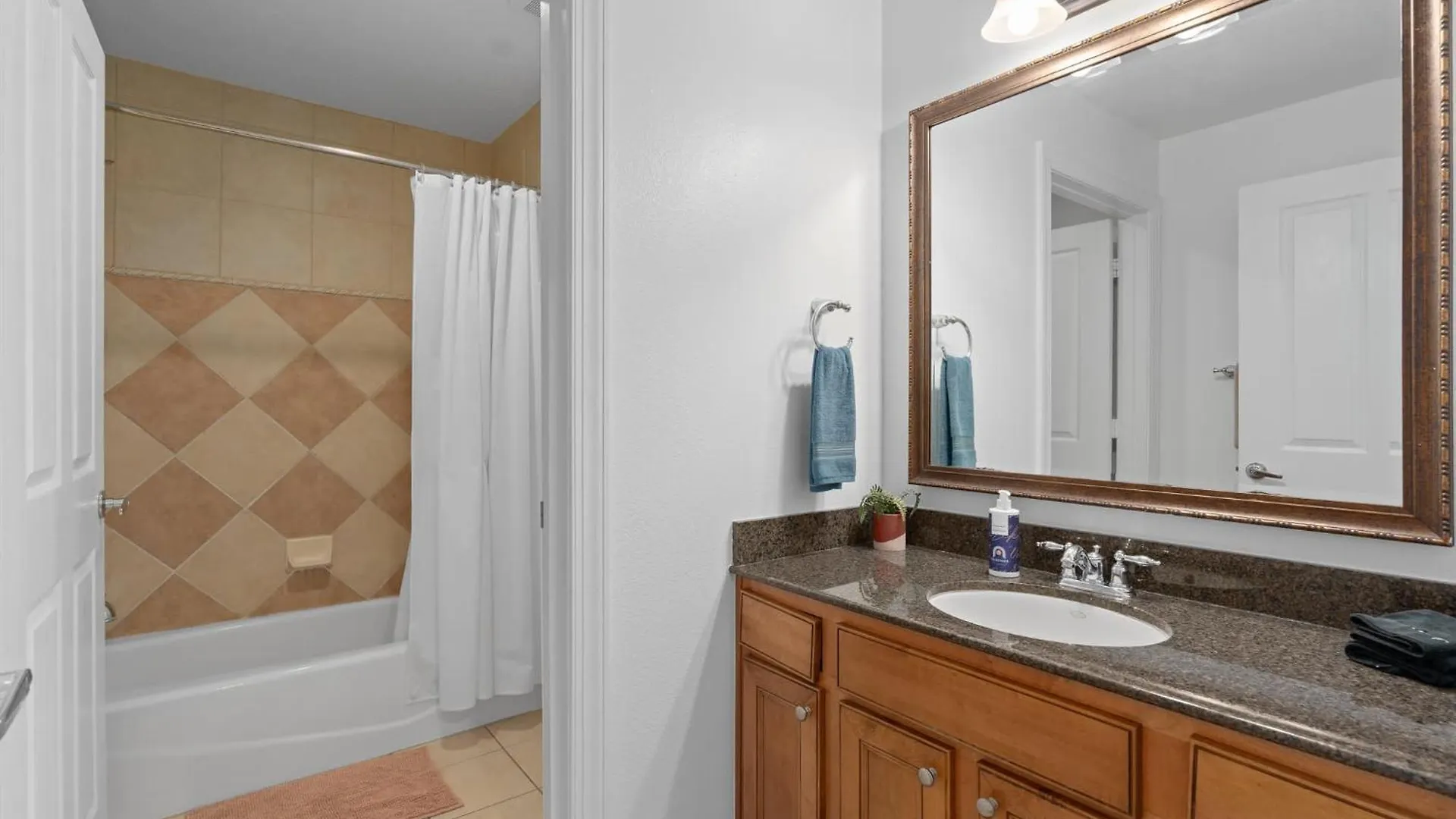 Cozy Retreat Near World & Attractions Apartment *
