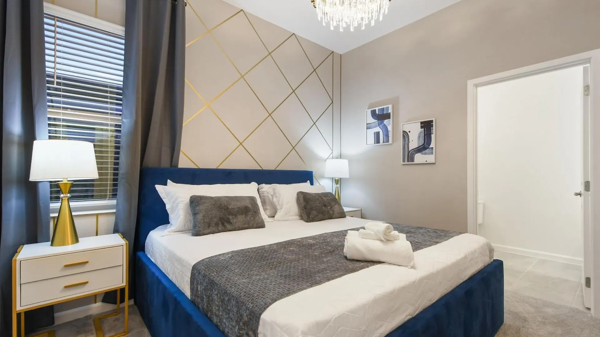 Luxury 12br W/ Pool & Near Holiday home *