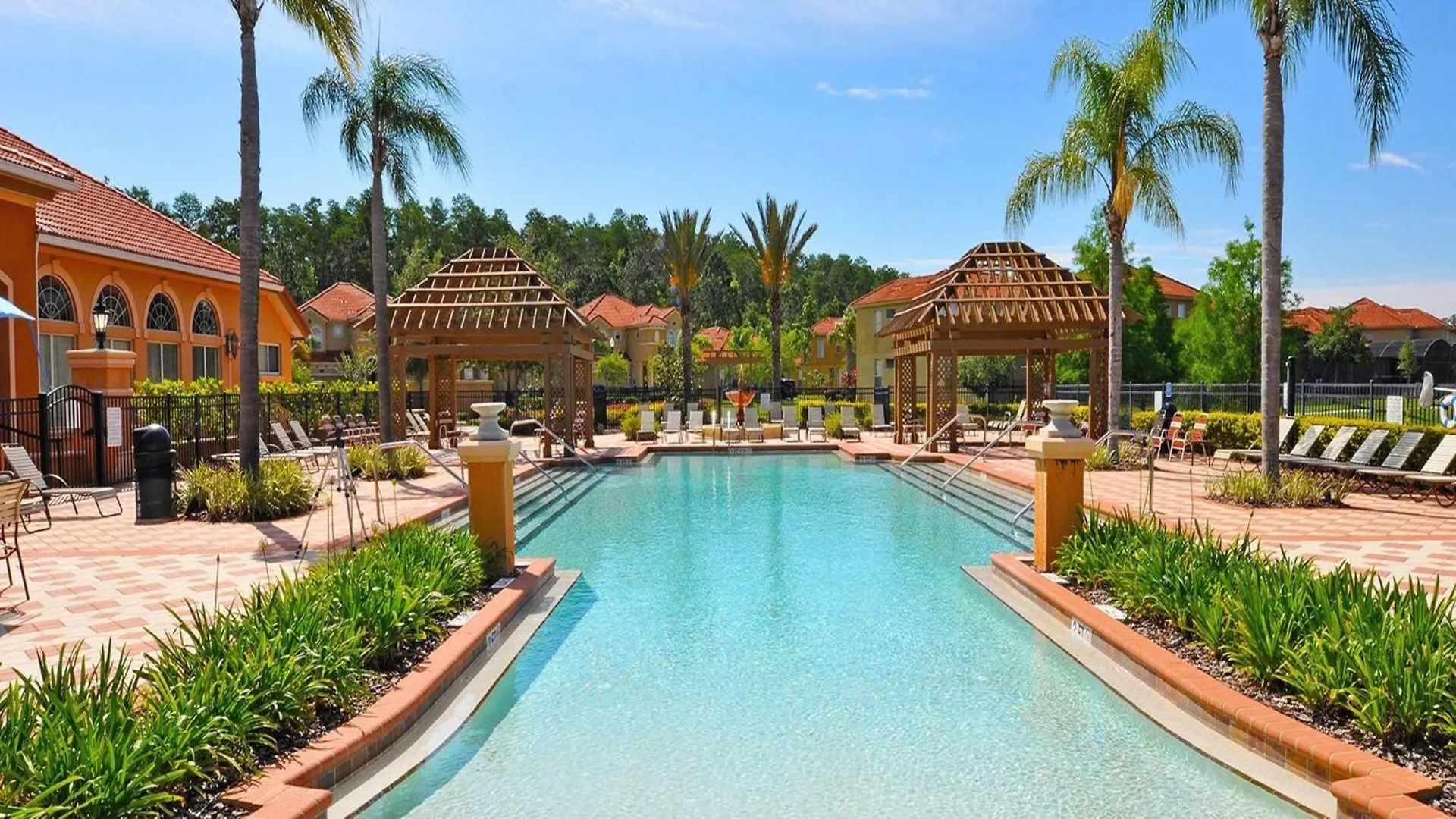 Luxury 12br W/ Pool & Near Holiday home