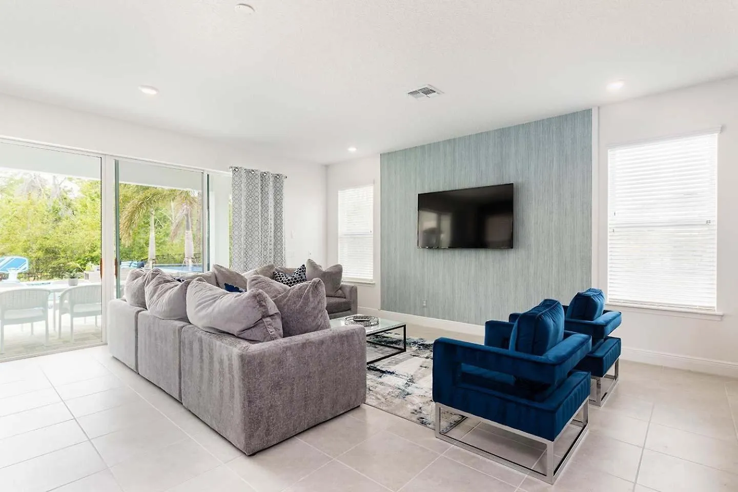 Lavish 4 Bdrm Estate With Theater In Reunion