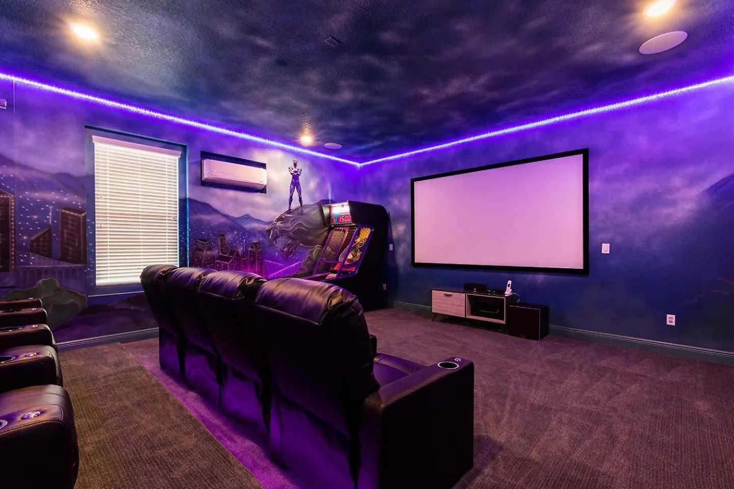 Lavish 4 Bdrm Estate With Theater In Reunion *