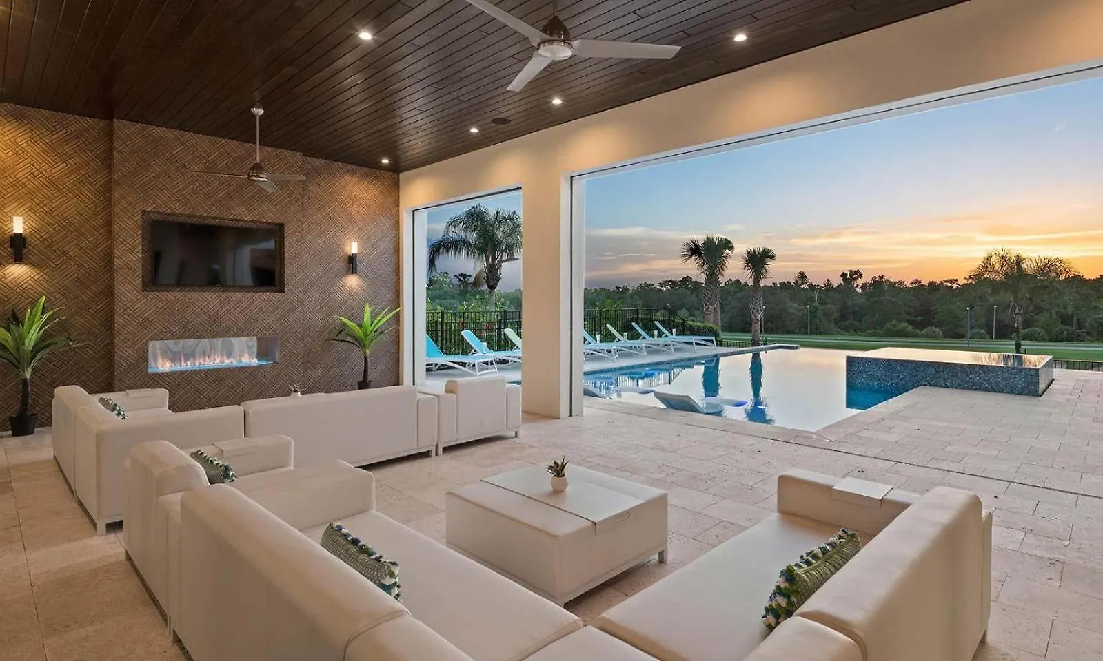 Luxurious 7 Bdrm Mansion With Infinity Pool At Reunion Holiday home