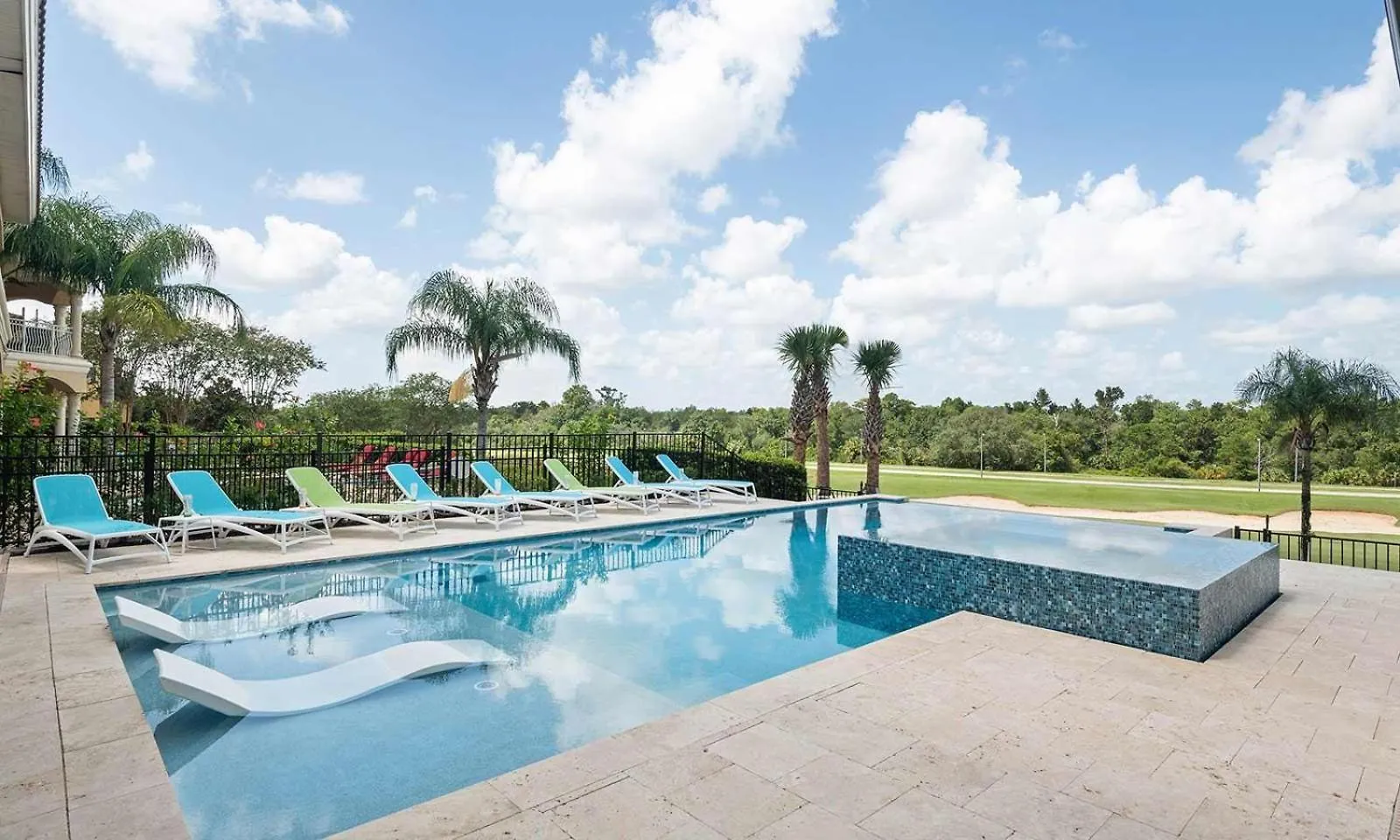 Luxurious 7 Bdrm Mansion With Infinity Pool At Reunion Holiday home