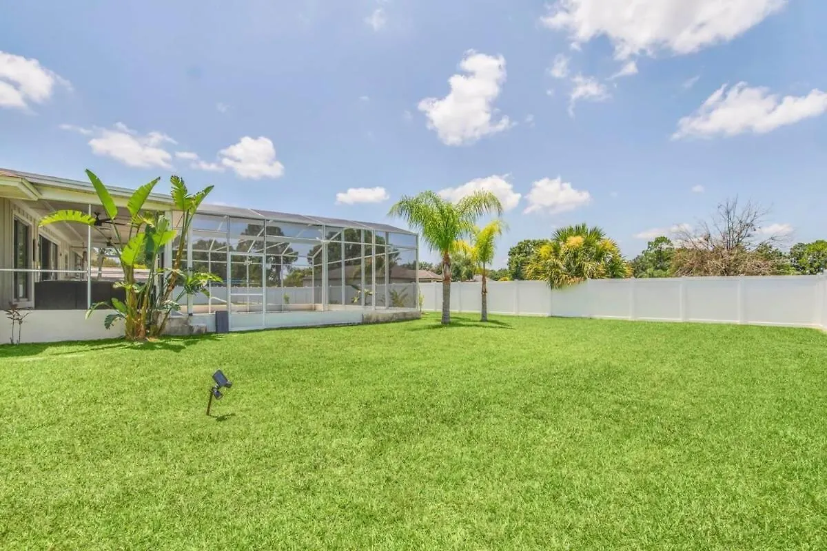 The Key House Large Pool & Backyard Holiday home *