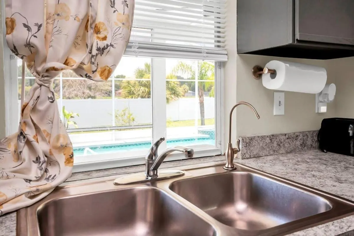 The Key House Large Pool & Backyard Holiday home