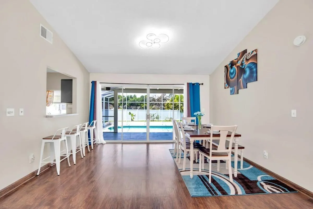 The Key House Large Pool & Backyard Holiday home *