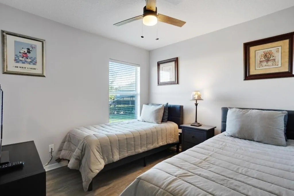 Six Bedroom Lanai Screened Pool & Villa
