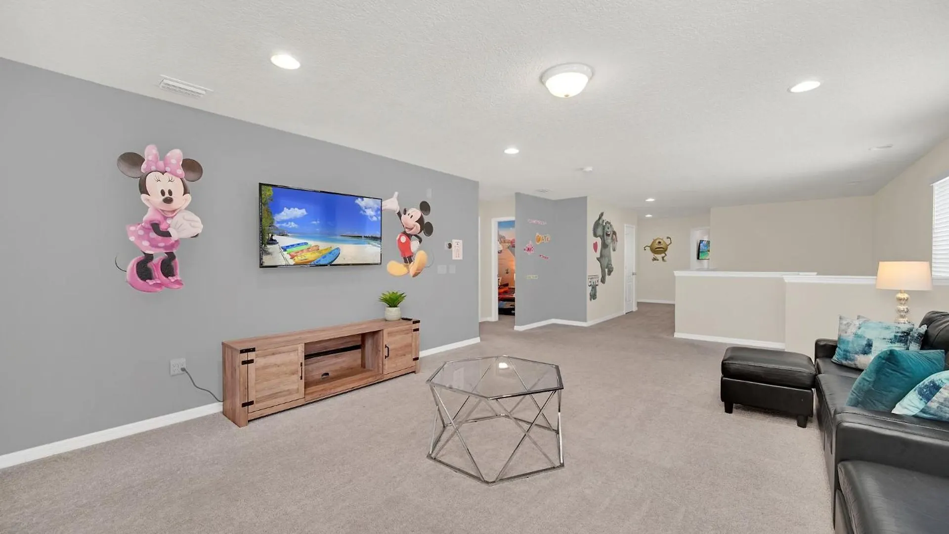 Luxurious Retreat Near Disney: Pool & Game Holiday home