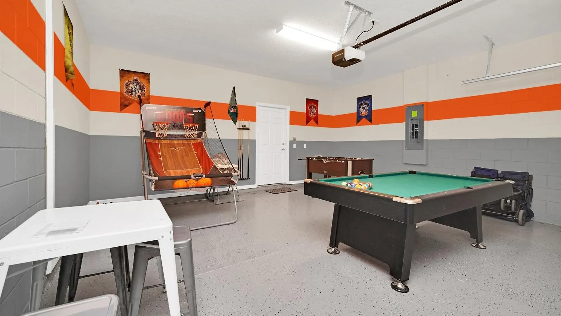 Luxurious Retreat Near Disney: Pool & Game Holiday home