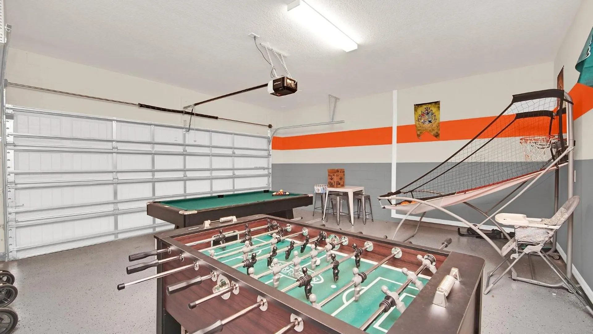 Luxurious Retreat Near Disney: Pool & Game Holiday home Kissimmee