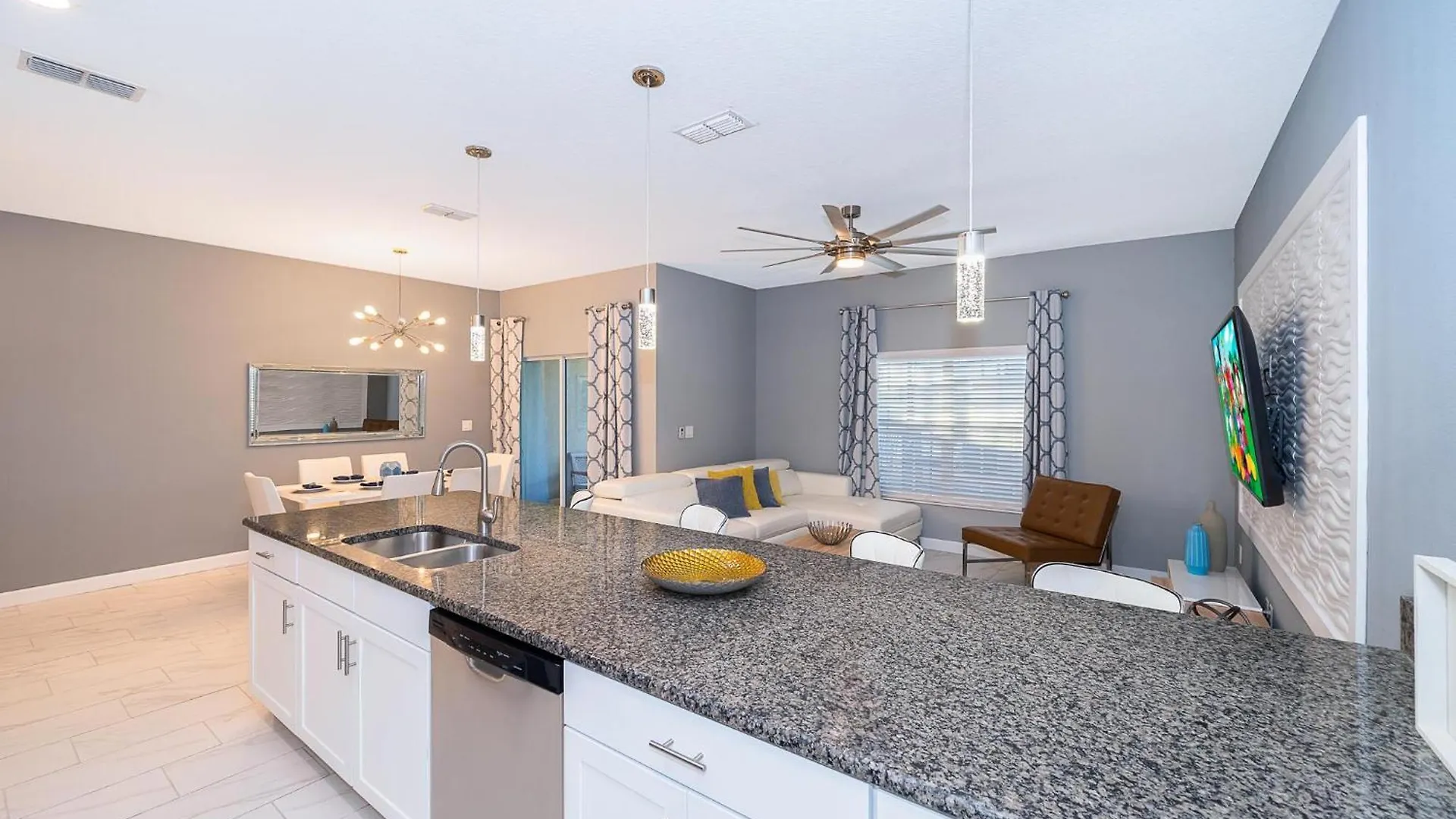 3151ls Townhouse 4 Bedrooms & 3 Bathrooms + Pool *