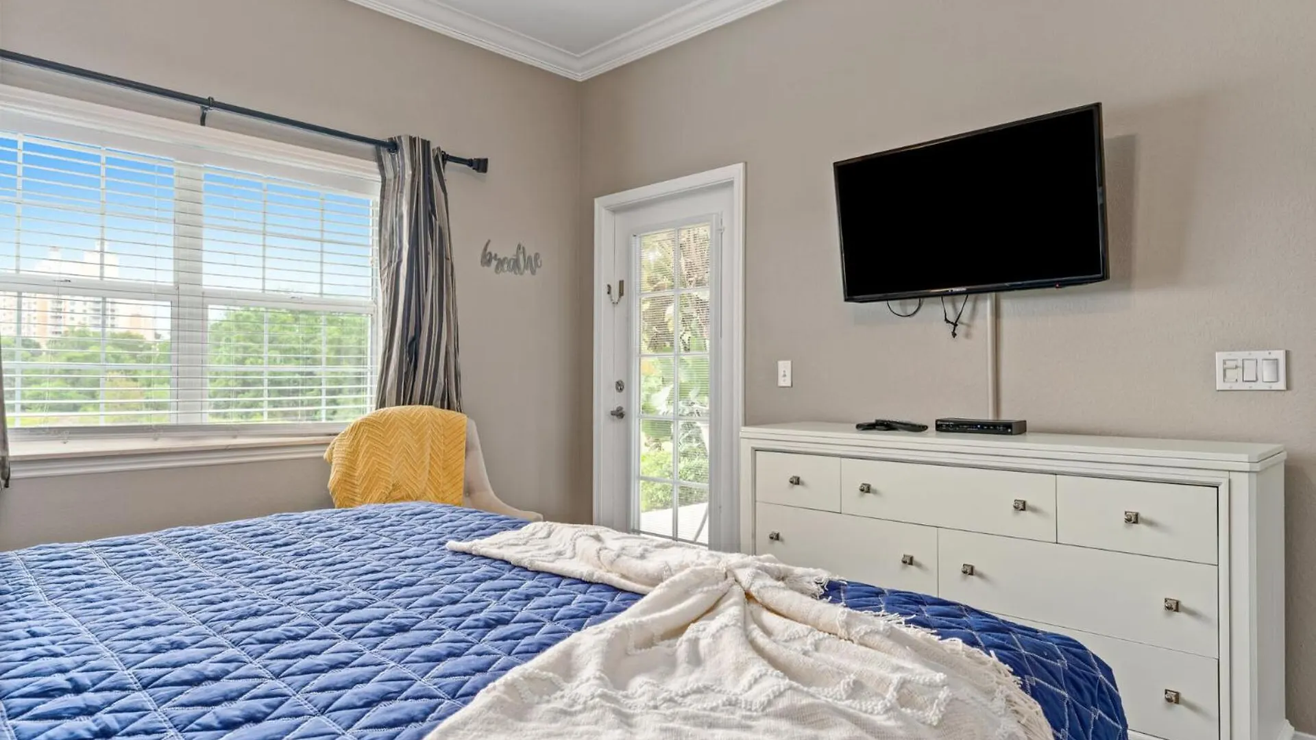 Beautiful With First Class Amenities On Reunion And Orlando 5695 Villa