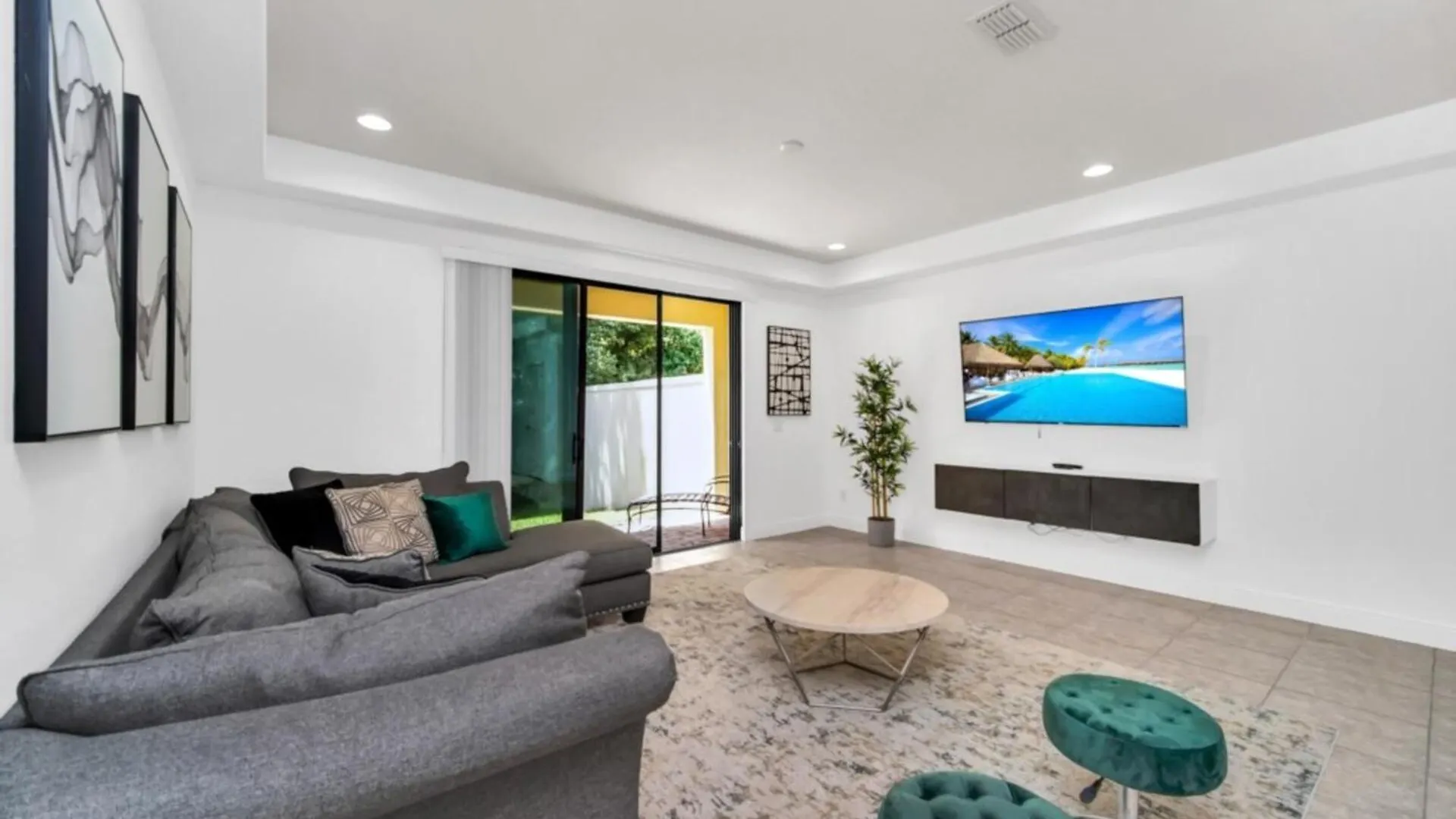 Designer With Stylish Decor 6385