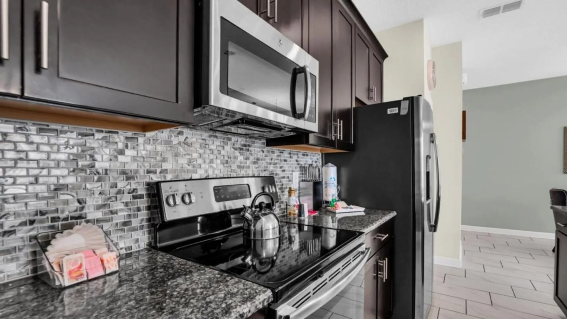 Modern 4 Bedroom Near Shopping 6335