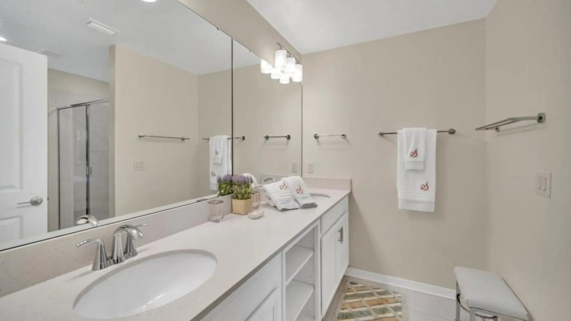 Villa Chic Urban Oasis With 3 Bedrooms 6333