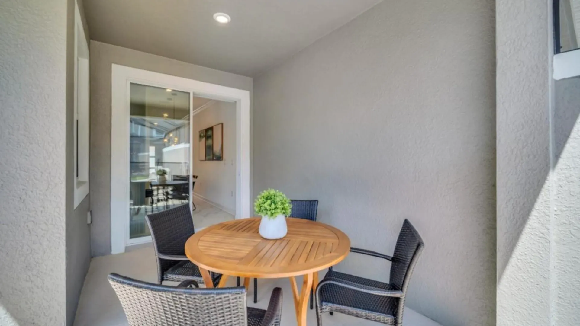 Villa Cozy 4 Bedroom Urban Oasis 6326 *