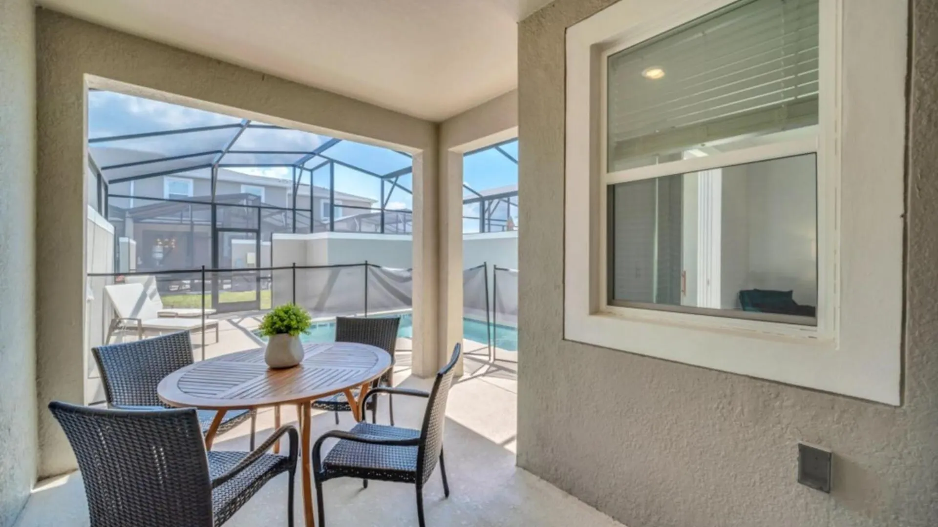 Villa Cozy 4 Bedroom Urban Oasis 6326 *