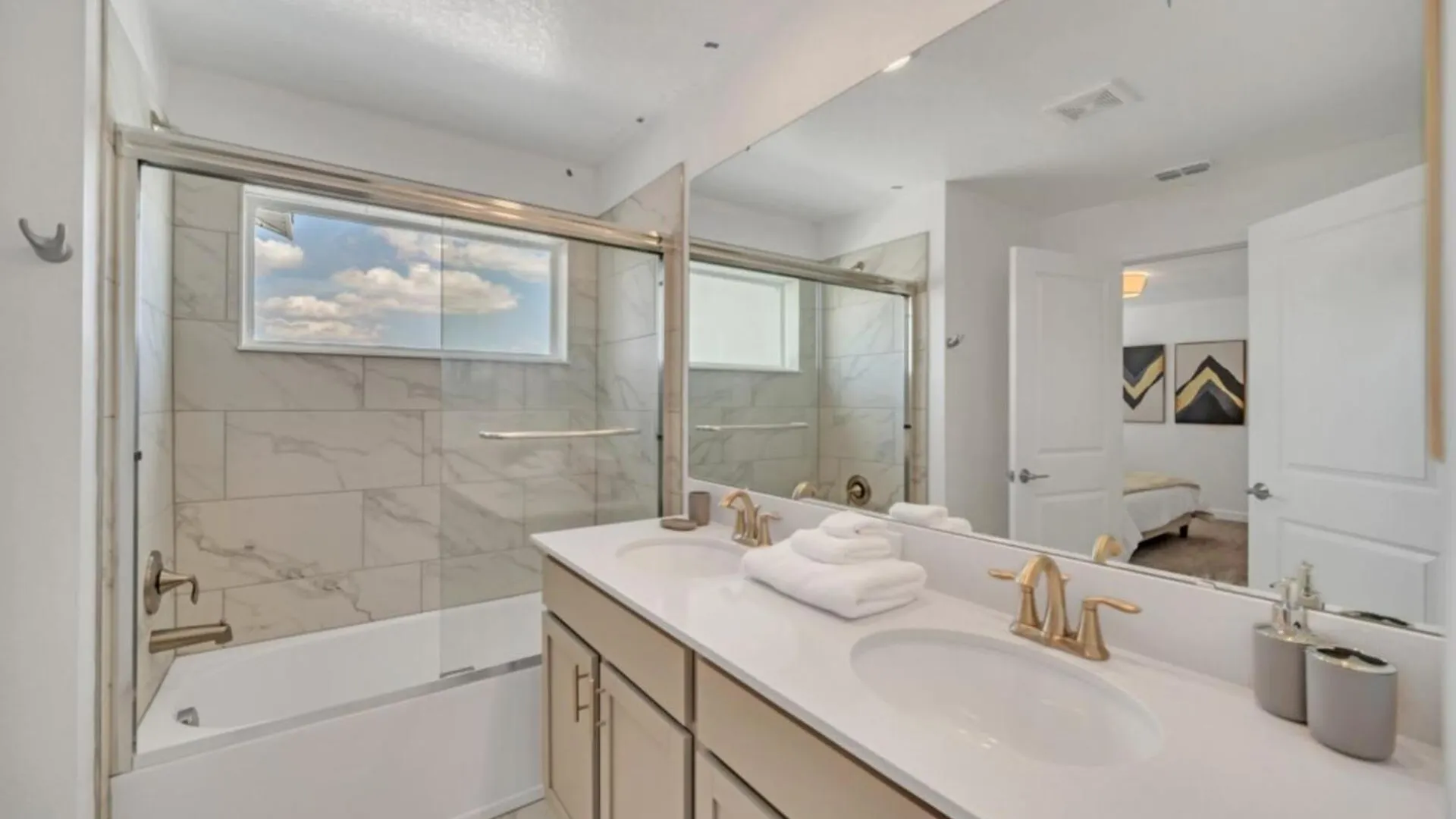 Cozy 4 Bedroom Urban Oasis 6326