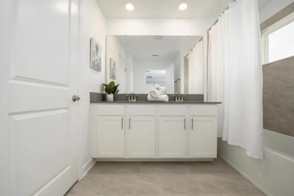 Luxury 4 Bedroom 3 Bath Pool 267 *